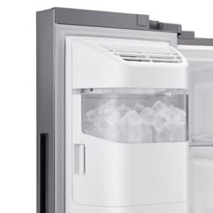Gros plan du congélateur SAMSUNG RS65DG54R3S9EF avec sa machine à glaçons automatique remplie de glaçons cristallins.
