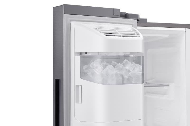 Gros plan du congélateur SAMSUNG RS65DG54R3S9EF avec sa machine à glaçons automatique remplie de glaçons cristallins.