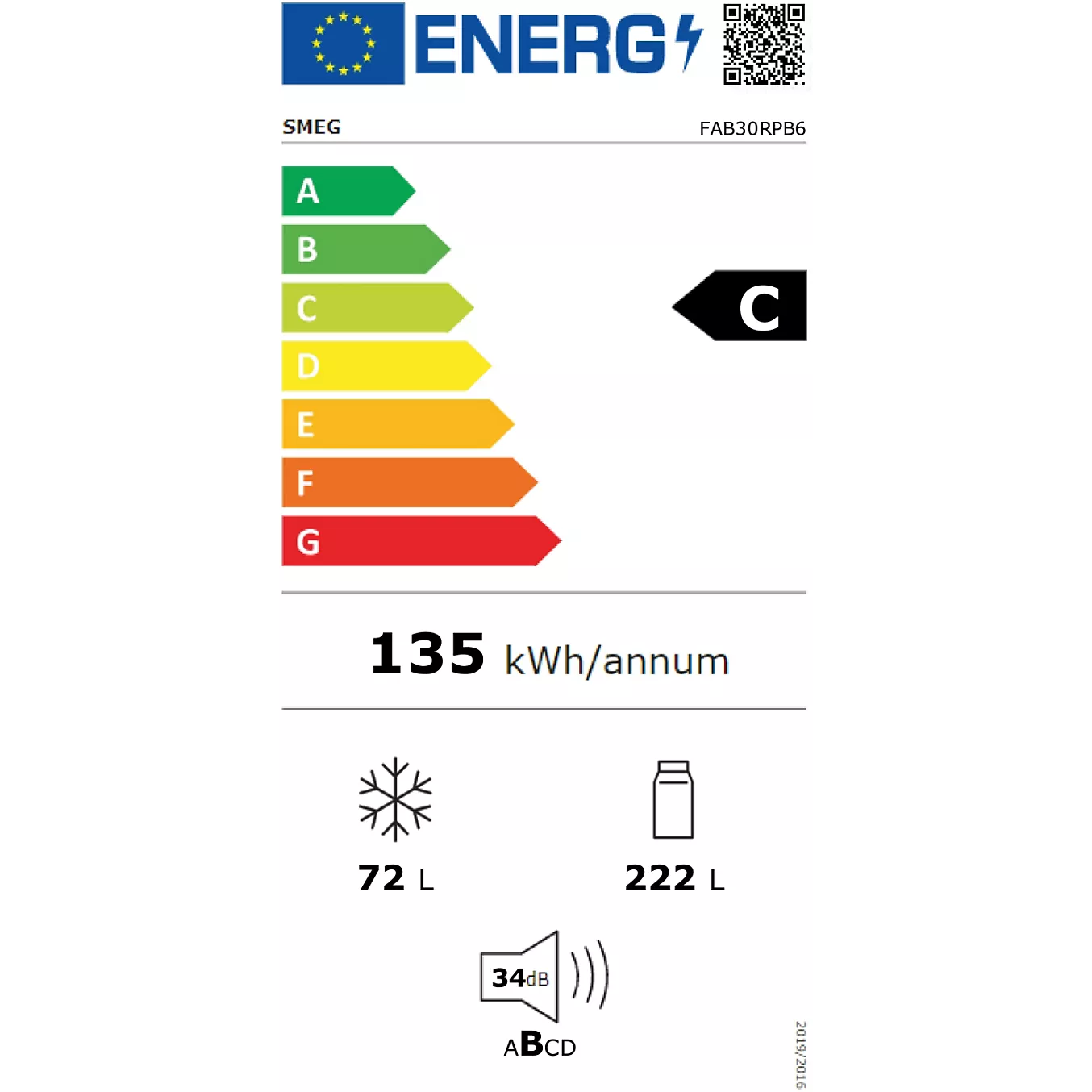 Le réfrigérateur SMEG FAB30RPB5 est classé C sur l'étiquette énergie de l'UE, consomme 135 kWh/an, dispose d'un congélateur de 72 litres et d'un réfrigérateur de 222 litres, et fonctionne silencieusement avec seulement 34 dB.