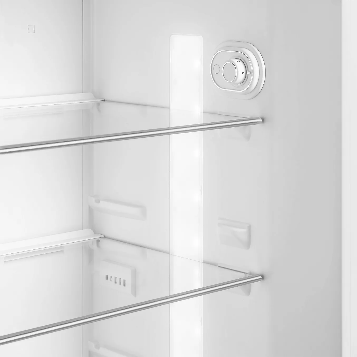 Le SMEG FAB30RPB5 présente un intérieur rétro avec des étagères en verre, une bande lumineuse LED et un cadran de contrôle de la température sur le côté, parfait pour ajouter un style vintage à votre cuisine.