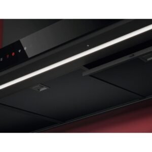Gros plan de la hotte de cuisine moderne AEG GB87D91CB, mettant en valeur son design élégant et ses commandes intuitives.