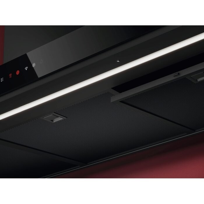 Gros plan de la hotte de cuisine moderne AEG GB87D91CB, mettant en valeur son design élégant et ses commandes intuitives.
