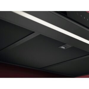 La hotte de cuisine AEG GB87D91CB présente un design élégant et moderne avec un panneau de commande tactile et un éclairage LED.