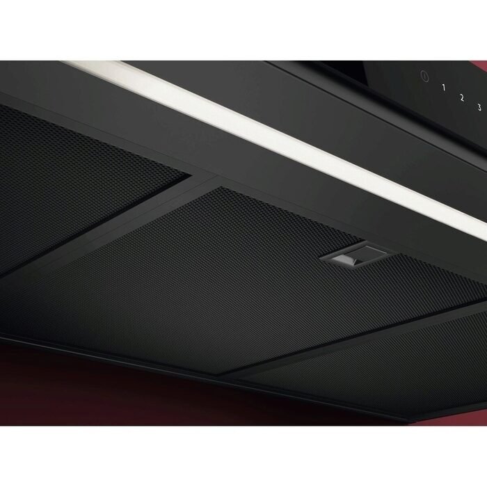 La hotte de cuisine AEG GB87D91CB présente un design élégant et moderne avec un panneau de commande tactile et un éclairage LED.