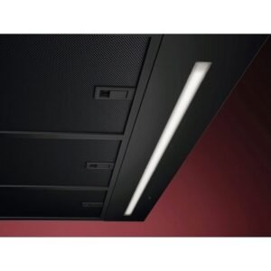 Un plafond noir élégant mettant en vedette l'AEG GB87D91CB, avec un éclairage LED linéaire et des panneaux d'aération, contraste de manière frappante avec un fond de mur rouge foncé.