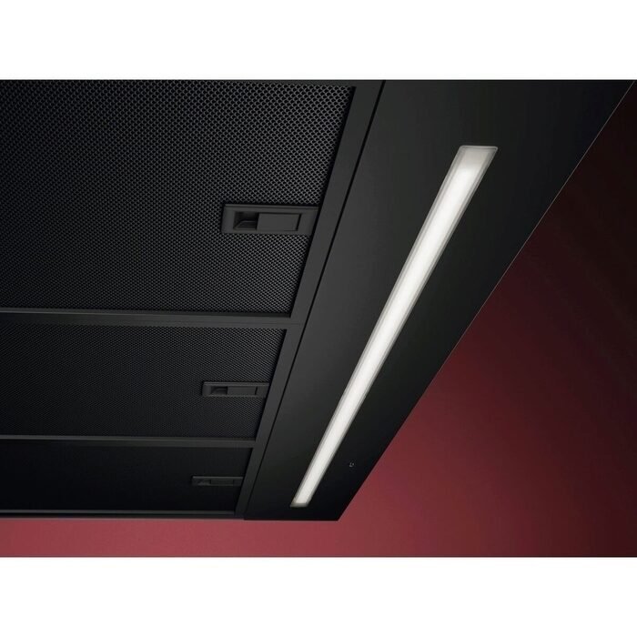 Un plafond noir élégant mettant en vedette l'AEG GB87D91CB, avec un éclairage LED linéaire et des panneaux d'aération, contraste de manière frappante avec un fond de mur rouge foncé.