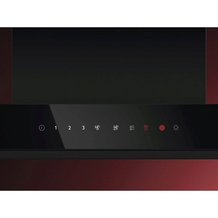 Gros plan du panneau de commande AEG GB87D91CB en noir et rouge, mettant en évidence diverses icônes et chiffres.
