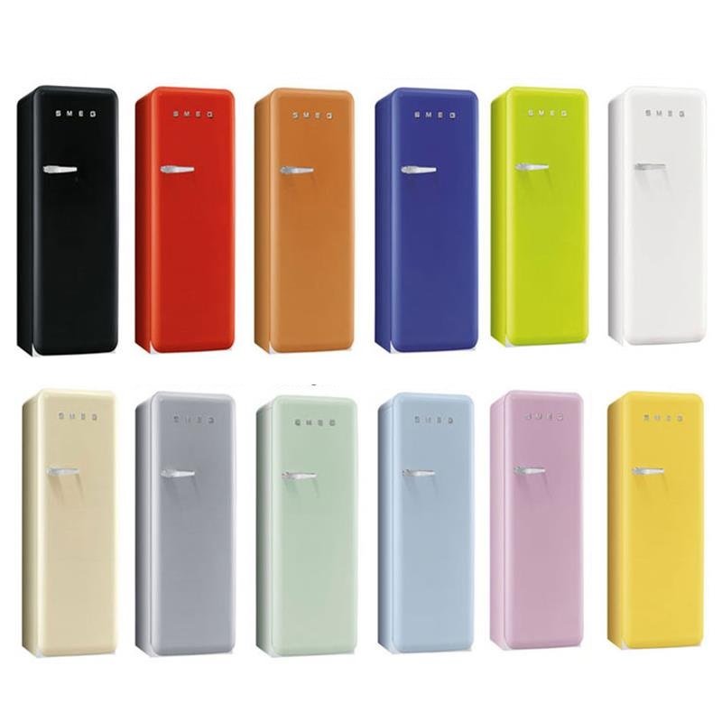 Douze réfrigérateurs de style rétro, mettant en vedette le SMEG FAB28RRD6, sont disposés sur deux rangées sur un fond blanc.