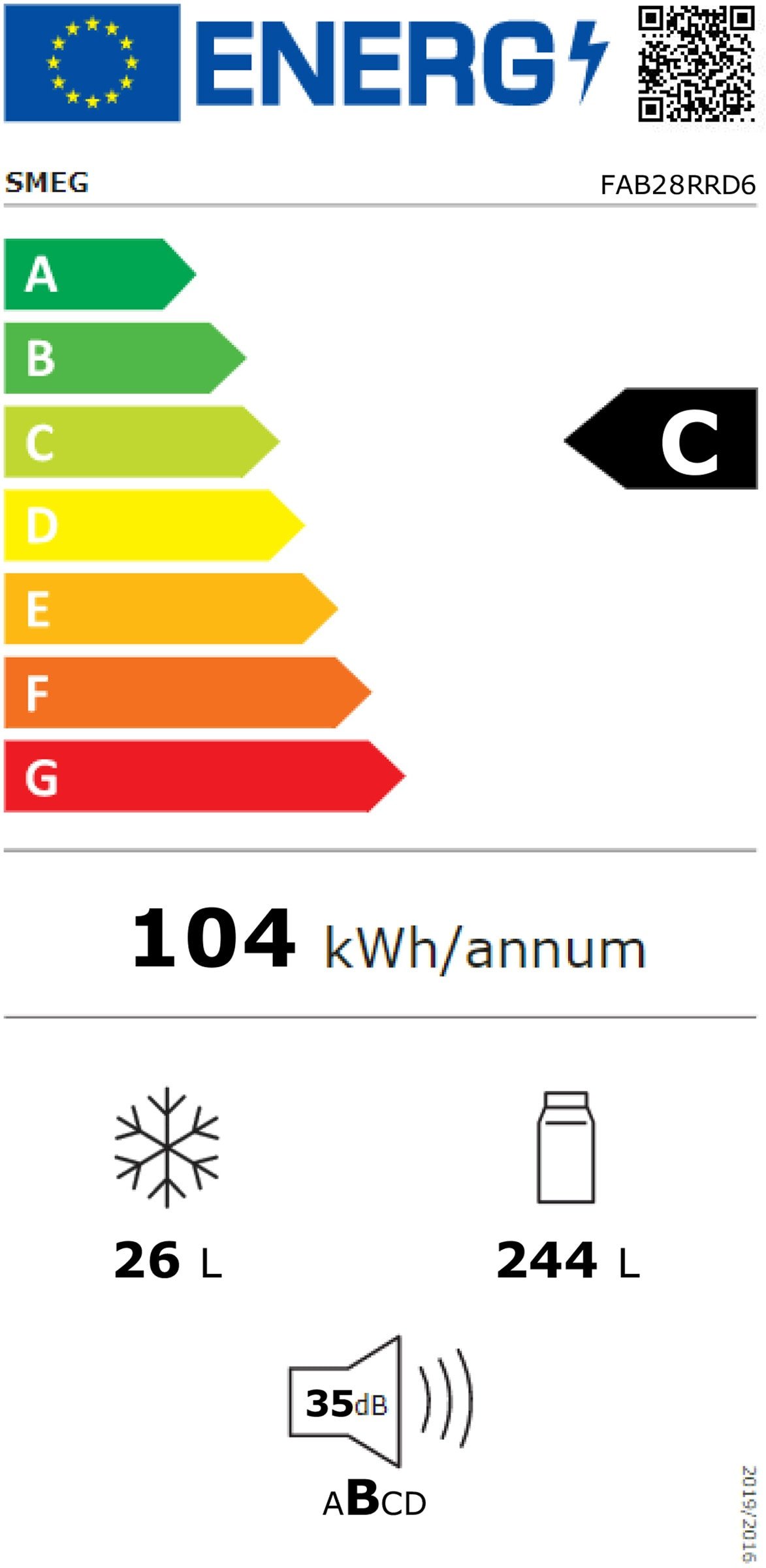 Le SMEG FAB28RRD6 a une cote énergétique européenne de C, consomme 104 kWh/an, offre une capacité de congélateur de 26 L et de réfrigérateur de 244 L et fonctionne silencieusement à 35 dB.
