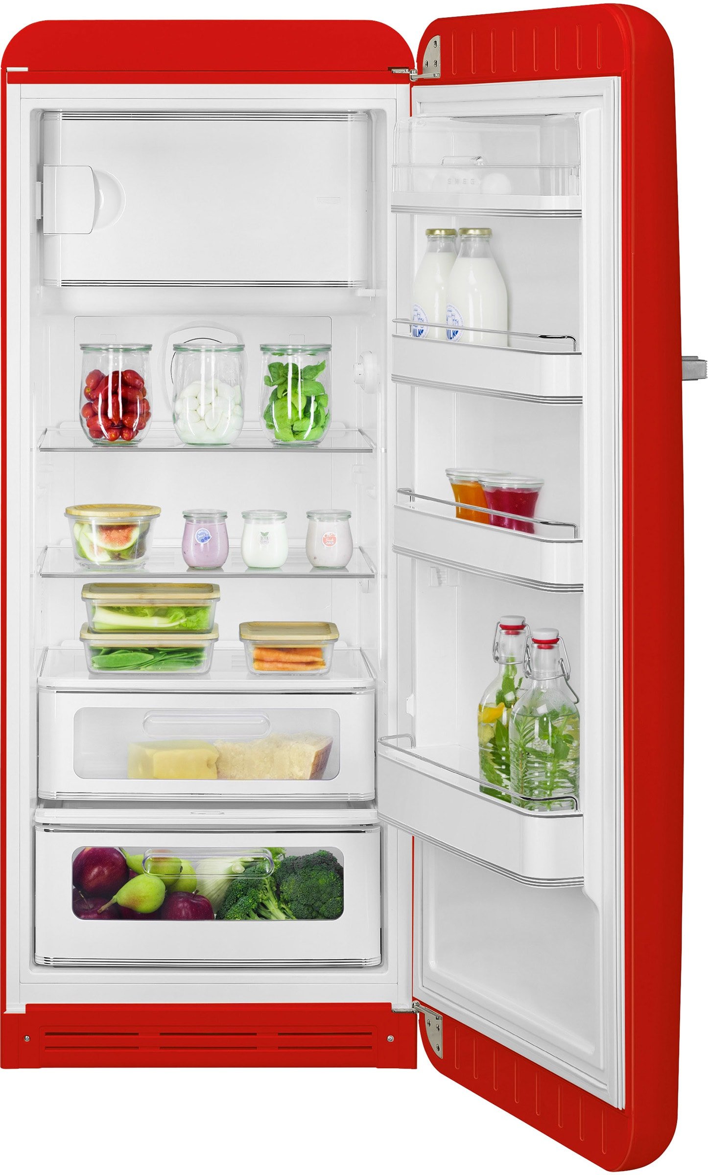 Le réfrigérateur SMEG FAB28RRD6 est ouvert, affichant des étagères remplies d'aliments frais, de légumes, de boissons et de produits laitiers.