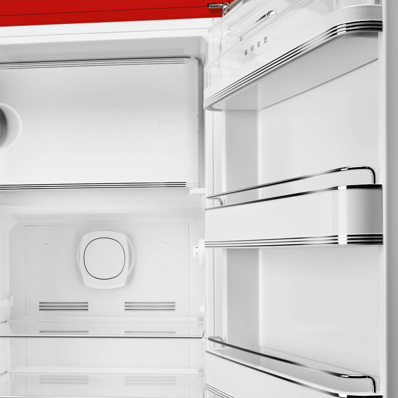 Le réfrigérateur SMEG FAB28RRD6 est ouvert et vide, révélant son intérieur blanc épuré et ses étagères chromées.