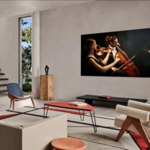 Le salon moderne de 2025 met en valeur le thème d'une galerie avec la photo d'un musicien au mur. Un mobilier élégant complète l'élégant téléviseur LG OLED55G5 2025 GALLERY DESIGN, tandis qu'un escalier chic renforce l'ambiance contemporaine.