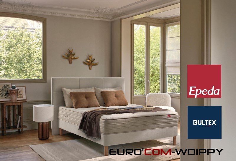 Une chambre moderne dotée d'un grand lit au confort BULTEX, d'une décoration beige et de grandes fenêtres offrant une vue sur un jardin luxuriant.