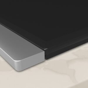 Gros plan de l'appareil NEFF V57THQ4L0 doté d'une élégante finition argentée et noire sur une surface en marbre beige.