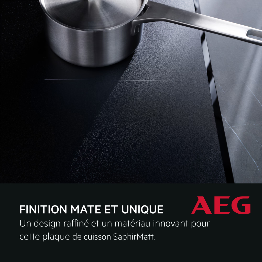 Une casserole en acier inoxydable repose sur une élégante plaque de cuisson noire fièrement marquée par AEG, avec un texte français élégant mettant en valeur la finition innovante de la plaque de cuisson SAPHIRMATT.