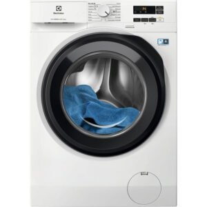 La machine à laver à chargement frontal ELECTROLUX EW6FI5814BA est dotée d'une porte fermée, d'une serviette bleue à l'intérieur du tambour et d'un panneau de commande supérieur intuitif.