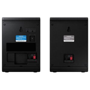 Vue arrière de deux enceintes surround sans fil SAMSUNG HW-QS760F affichant les ports, les étiquettes et les bornes de connexion.