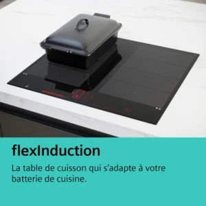 La SIEMENS STUDIOLINE EX87BNX68E est une table de cuisson à induction noire avec commandes tactiles numériques, un écran élégant et une casserole rectangulaire sur le dessus.