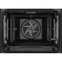 Le four AEG TA5PB53XAB est doté d'un ventilateur à l'arrière et d'une surface intérieure réfléchissante impeccable.