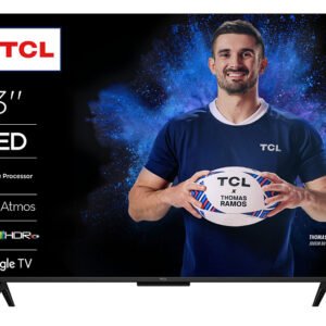 Un homme tenant un ballon de rugby se tient debout et sourit sur un écran de télévision TCL 43P79K QLED, avec les caractéristiques du produit répertoriées sur la gauche.
