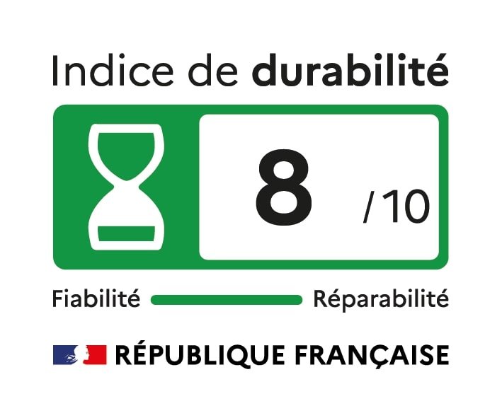 Le TCL 43P79K dispose d'un indice de durabilité français, noté 8/10 et comportant une icône de sablier aux côtés des logos de certification officiels.
