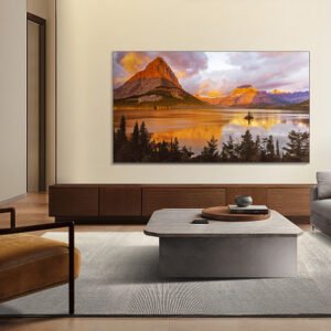 Salon moderne avec un téléviseur TCL 43P79K fixé au mur au-dessus de canapés, un fauteuil et une table basse.