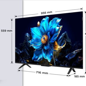Téléviseur TCL 43P79K de 43 pouces affichant une fleur bleue à l'écran, présenté avec une télécommande et des dimensions indiquées en millimètres.