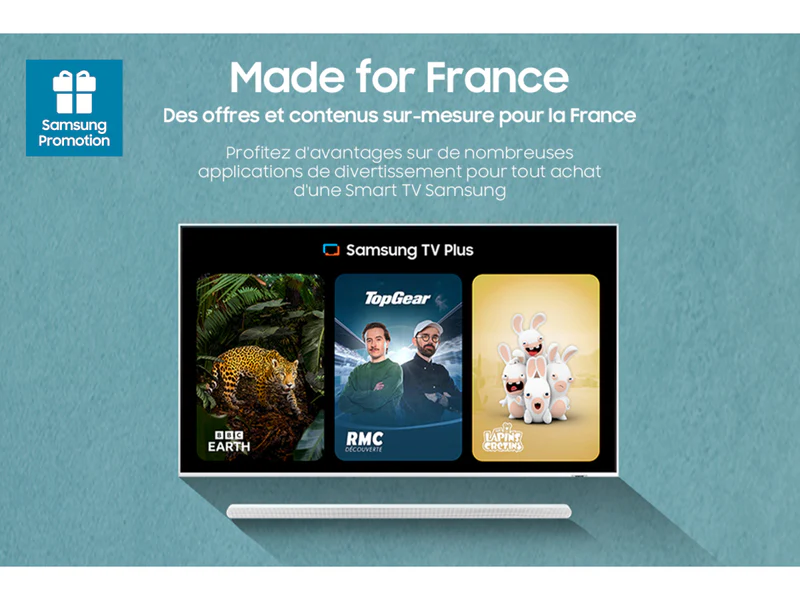 Le téléviseur SAMSUNG TQ65QN90F présente du contenu français, notamment BBC Earth, Top Gear et Rabbids Invasion, le tout présenté avec une bannière promotionnelle accrocheuse.