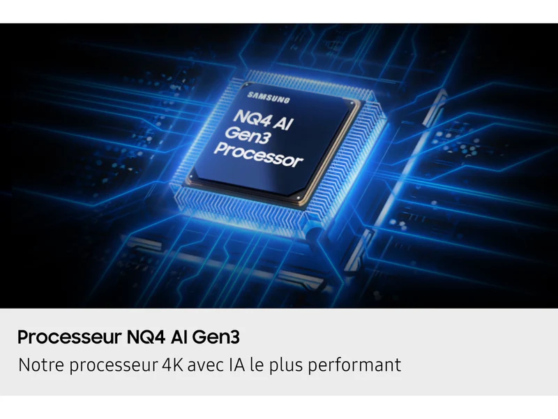 Une puce de processeur Samsung NQ4 AI Gen3 brillante sur un circuit imprimé bleu met en valeur les performances avancées du téléviseur SAMSUNG TQ65QN90F.