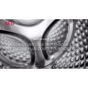 Gros plan du tambour de la machine à laver AEG LWR98B166X avec un texte français soulignant son soin doux pour les tissus.