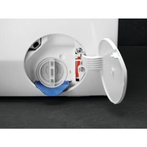 Gros plan du compartiment à filtre ouvert de la machine à laver AEG LWR98B166X, montrant clairement le couvercle et le filtre bleu.