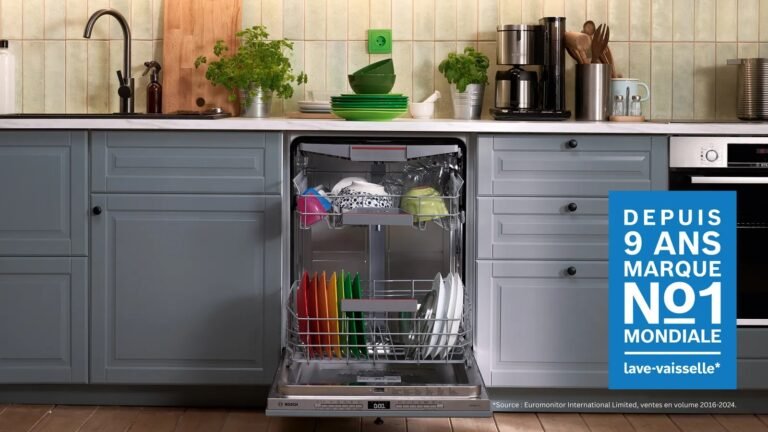 Un lave-vaisselle BOSCH avec de la vaisselle propre ouverte dans une cuisine moderne aux armoires bleues, arborant une étiquette "No.1 mondiale" et une superposition ODR MAI JUILLET 2025.