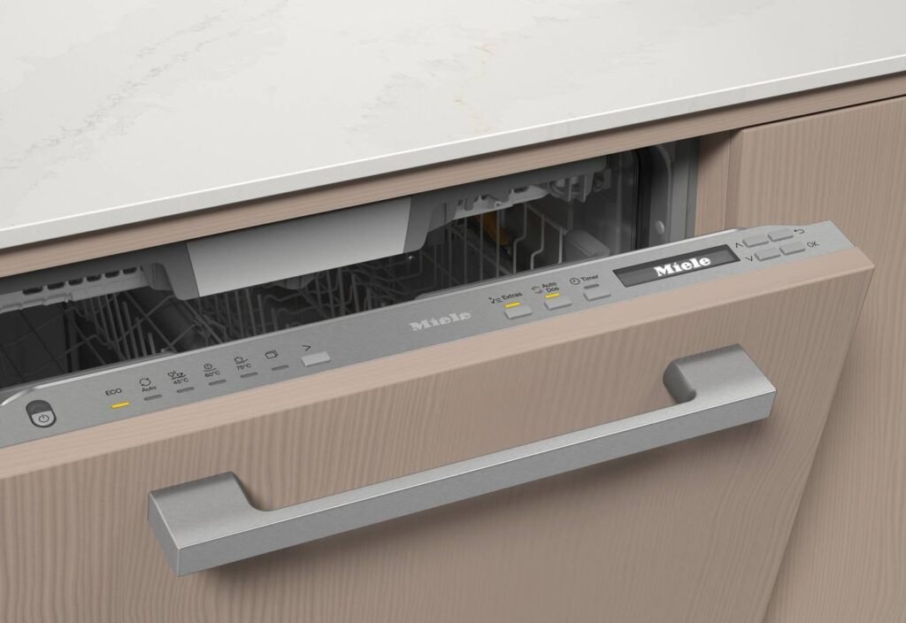 Le lave-vaisselle encastrable MIELE G 7180 SCVI AUTODOS est doté d'un panneau de commande visible, d'une porte partiellement ouverte et de la technologie AUTODOS avancée.