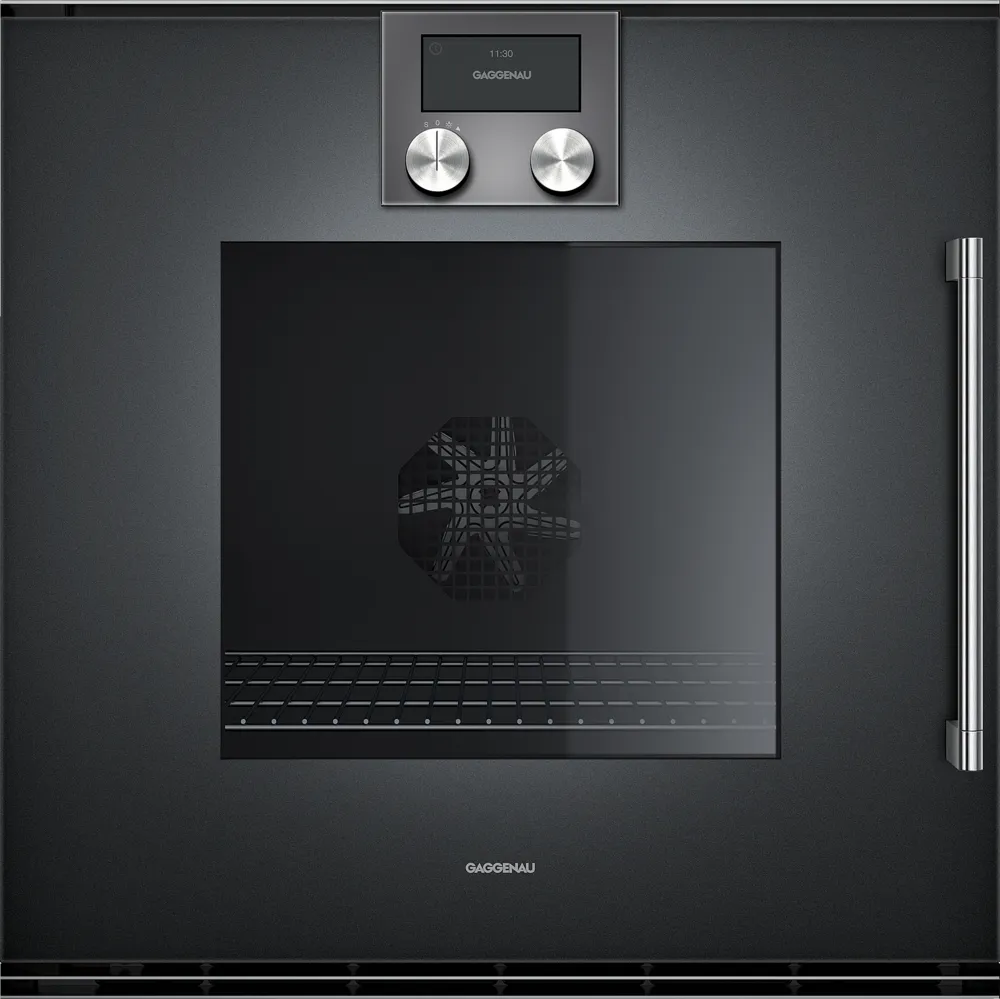 Le GAGGENAU BOP211102 est un four encastrable moderne de couleur noire, doté d'un affichage numérique, de deux boutons de commande et d'une grande porte vitrée avec poignée.