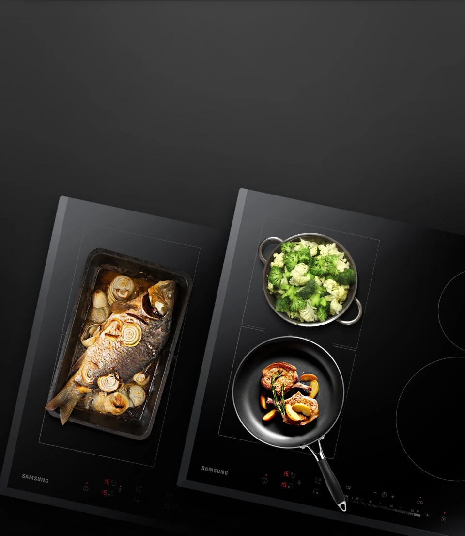 Vue de dessus du poisson avec des légumes, du brocoli dans une casserole et des légumes mélangés dans une poêle sur la plaque à induction noire SAMSUNG NZ63B6056GK.