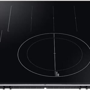 La table de cuisson à induction SAMSUNG NZ63B6056GK est dotée d'un verre noir élégant, de commandes tactiles et de contours de brûleurs circulaires élégants.