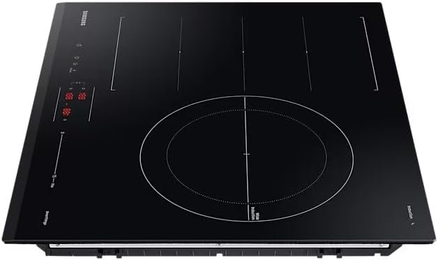La table de cuisson à induction SAMSUNG NZ63B6056GK est dotée d'un verre noir élégant, de commandes tactiles et de contours de brûleurs circulaires élégants.