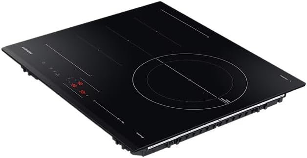 La SAMSUNG NZ63B6056GK est une table de cuisson électrique en verre noir avec commandes tactiles et plusieurs zones de cuisson, dont une grande zone.