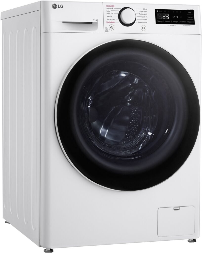 La laveuse à chargement frontal LG F14R50WHS présente une finition blanche, un affichage numérique et un bouton de commande en haut à droite.