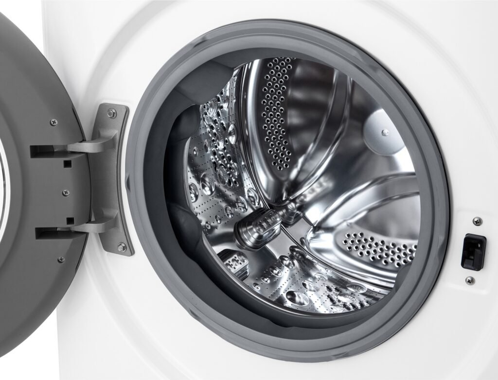 Gros plan sur un lave-linge à chargement frontal LG F14R50WHS ouvert, mettant en valeur son tambour moderne en acier inoxydable.