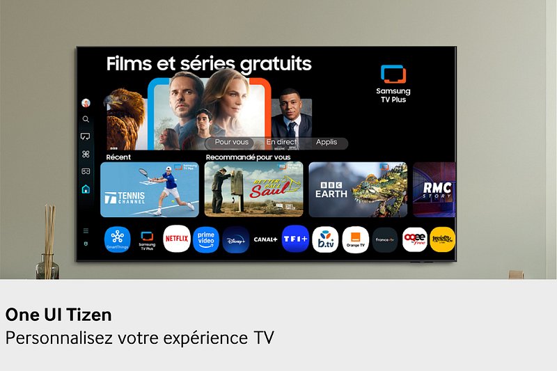 Un téléviseur affiche l'interface SAMSUNG TQ43Q7F4AUXXC Q7F4 TV Plus avec des films, des séries et des icônes d'applications en français.