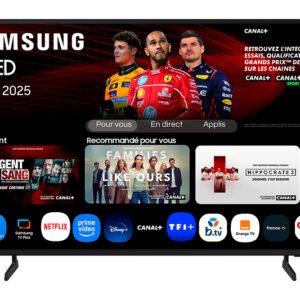 Le téléviseur SAMSUNG TQ55Q7F4AUXXC affiche des contenus de Formule 1 et des applications de streaming, avec trois pilotes de course affichés sur son écran d'accueil intelligent.