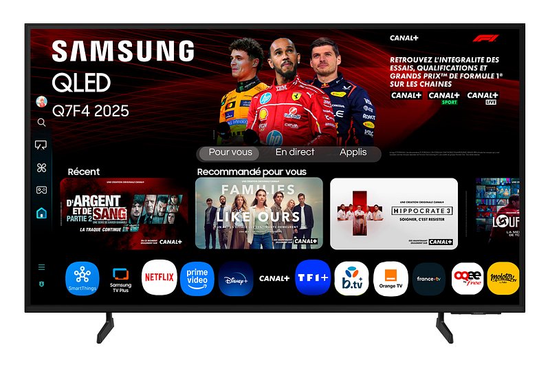 Le téléviseur SAMSUNG TQ55Q7F4AUXXC affiche des contenus de Formule 1 et des applications de streaming, avec trois pilotes de course affichés sur son écran d'accueil intelligent.