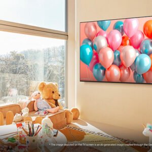 Salle de jeux pour enfants avec des jouets, un gros ours en peluche et un téléviseur SAMSUNG TQ55Q7F4AUXXC au mur montrant des ballons colorés.