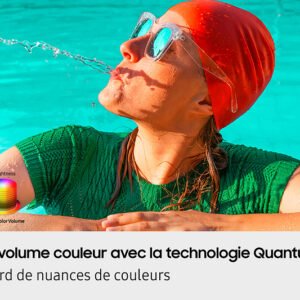 Une femme portant un bonnet de bain orange et des lunettes de soleil éclabousse l'eau, avec des couleurs vives et éclatantes sur l'écran SAMSUNG TQ55Q7F4AUXXC - ID de la scène : TQ55Q7F4AUXXC.