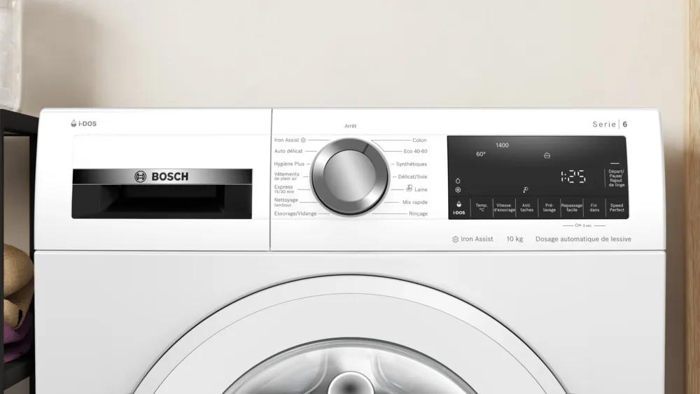Gros plan du panneau de commande du lave-linge BOSCH WGG254FAFR, montrant les boutons, le cadran et l'affichage numérique.