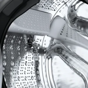 Gros plan sur le tambour du lave-linge BOSCH WGG254FAFR, qui présente un intérieur métallique élégant et un design moderne à chargement frontal.
