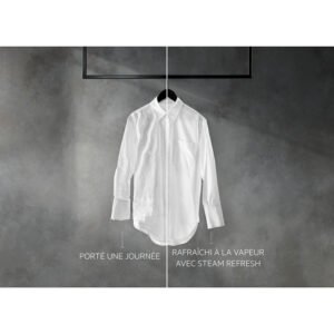 Une chemise blanche, séparée en deux - la gauche froissée, la droite lisse - avec un texte français surligné de chaque côté, démontre la précision d'entretien du lave-linge AEG LFR73A943V.