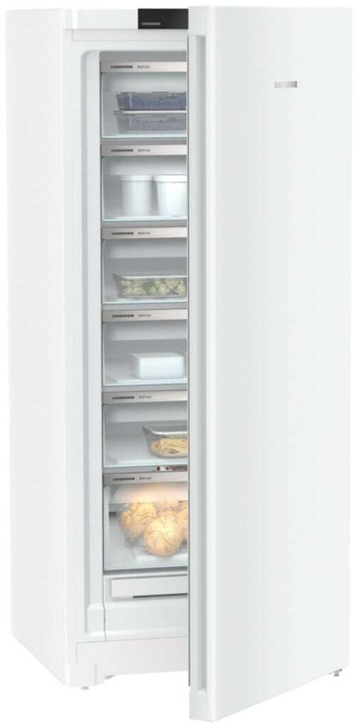 Le congélateur blanc LIEBHERR FND7026-22 est montré avec sa porte ouverte, présentant plusieurs étagères remplies d'aliments surgelés assortis.