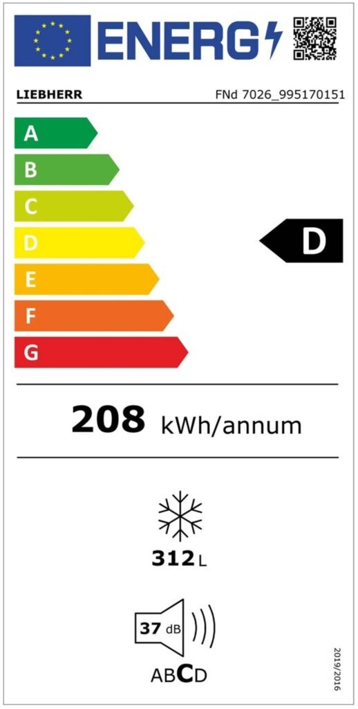 Le réfrigérateur LIEBHERR FND7026-22 a une étiquette énergétique européenne D, une consommation d'énergie de 208 kWh/an, une capacité de 312 litres et fonctionne silencieusement à 37 dB.